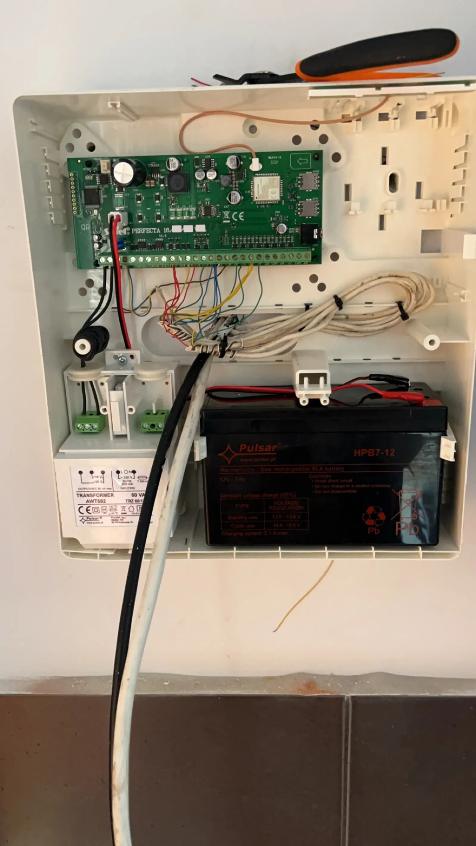 Elektronika wewnątrz centrali alarmowej Satel Perfecta – komponenty instalacji zabezpieczeń.